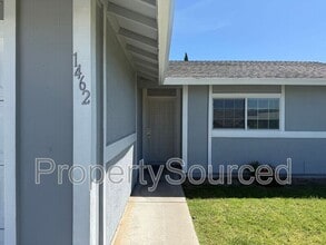 1462 Snyder St in Manteca, CA - Building Photo - Building Photo
