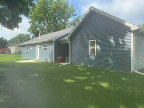 102 S Prairie Ave in Deerfield, WI - Building Photo - Building Photo