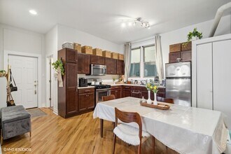 1156 W Grand Ave in Chicago, IL - Building Photo - Building Photo