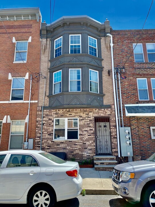 825 S 13th St-Unit -3rd Flr in Philadelphia, PA - Building Photo