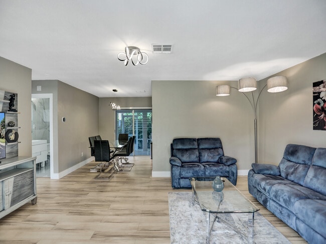 491 SE 23rd Ave in Pompano Beach, FL - Foto de edificio - Building Photo