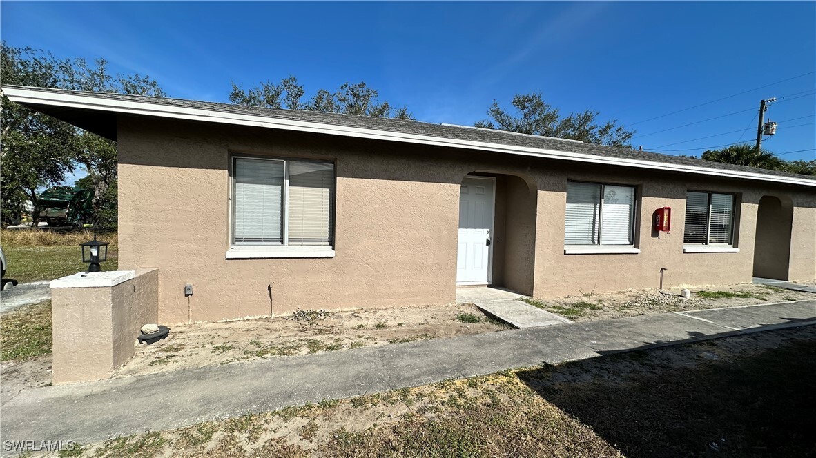 1113 SW Santa Barbara Pl in Cape Coral, FL - Building Photo