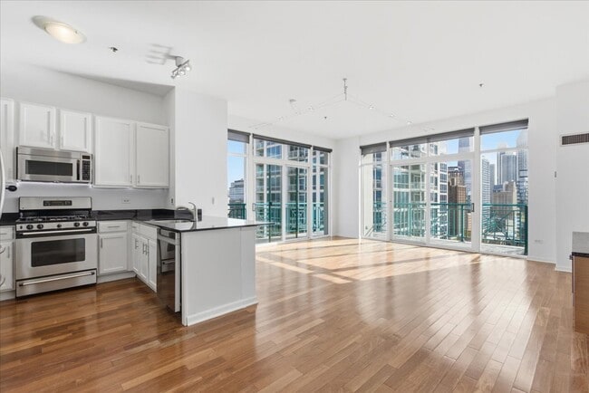 340 W Superior St in Chicago, IL - Building Photo - Building Photo