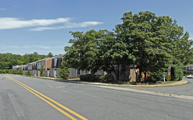 Crown Square Apartments in Richmond, VA - Foto de edificio - Building Photo