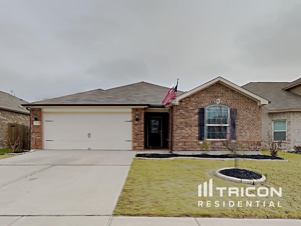 138 Kennedy Dr in Venus, TX - Building Photo