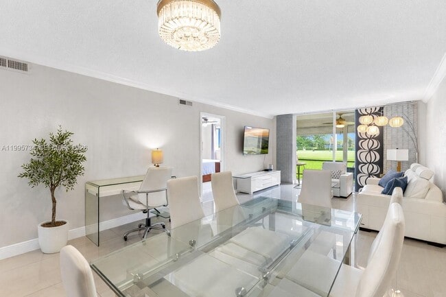 9200 N Hollybrook Lake Dr in Pembroke Pines, FL - Foto de edificio - Building Photo