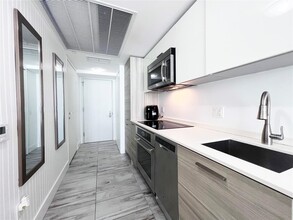 1300 Brickell Bay Dr, Unit 1813 in Miami, FL - Building Photo - Building Photo