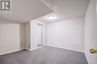 94 Marydale Ave in Markham, ON - Building Photo - Building Photo