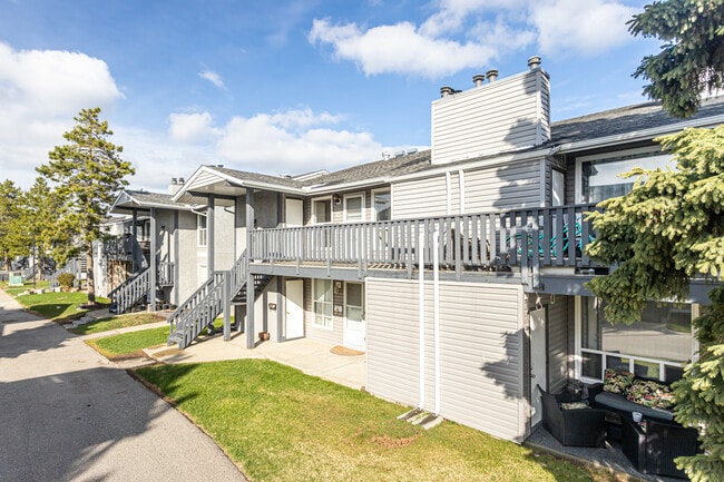 1503 Mill Woods Road East NW in Edmonton, AB - Building Photo - Primary Photo