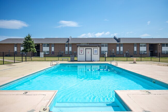 Bellaire Apartments in Lawton, OK - Foto de edificio - Building Photo