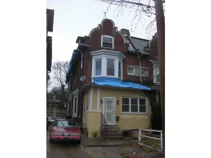 5035 Cedar Ave in Philadelphia, PA - Building Photo