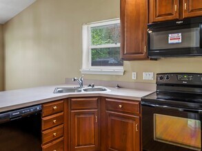 672 E Lake Ln in Cincinnati, OH - Building Photo - Building Photo