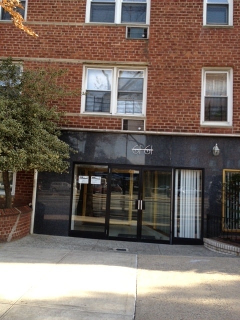 61-61 Woodhaven Blvd in Flushing, NY - Building Photo - Building Photo