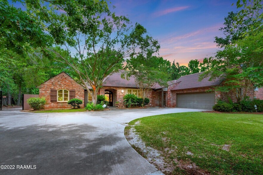 403 Phoenix Dr in Lafayette, LA - Building Photo