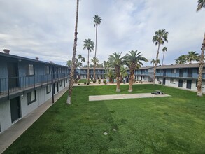 The Palms at Camelback West in Phoenix, AZ - Foto de edificio - Building Photo