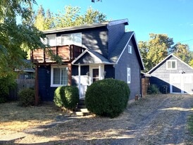 220 NE Green St in White Salmon, WA - Building Photo