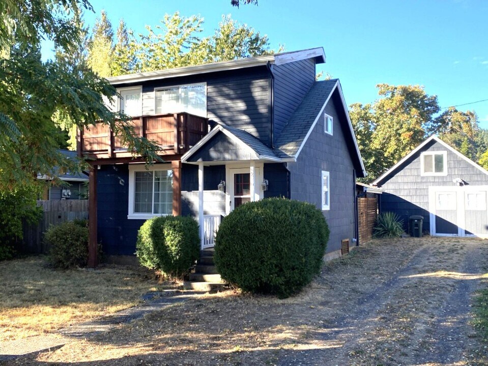 220 NE Green St in White Salmon, WA - Building Photo