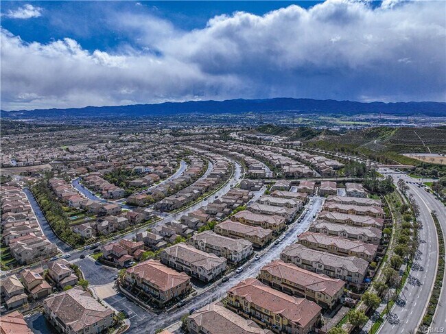 28301 Esplanada Dr in Santa Clarita, CA - Building Photo - Building Photo