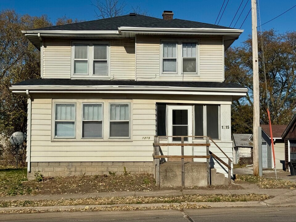 1215 18th Ave in Rock Island, IL - Foto de edificio