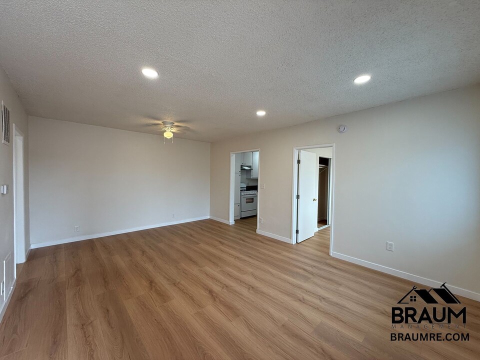13115 Oxnard St in Los Angeles, CA - Building Photo