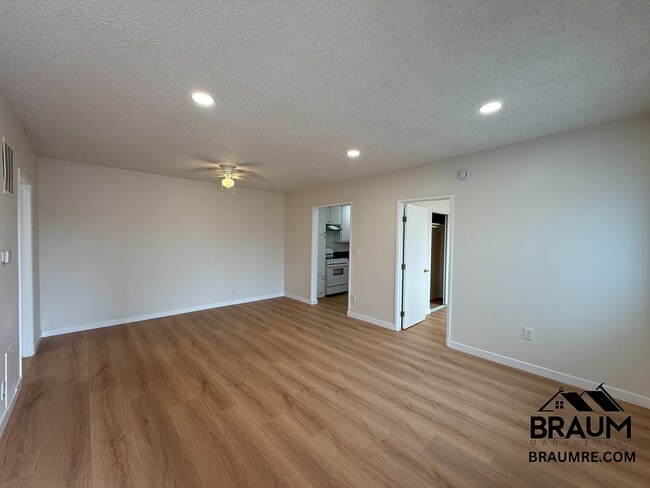 13115 Oxnard St