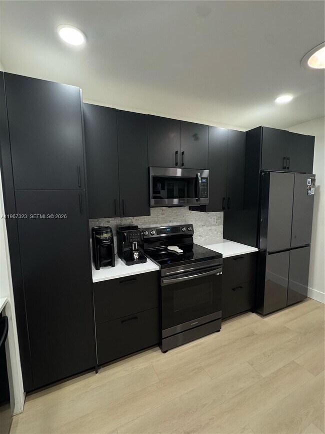 19217 NW 64th Ct in Hialeah, FL - Building Photo - Building Photo