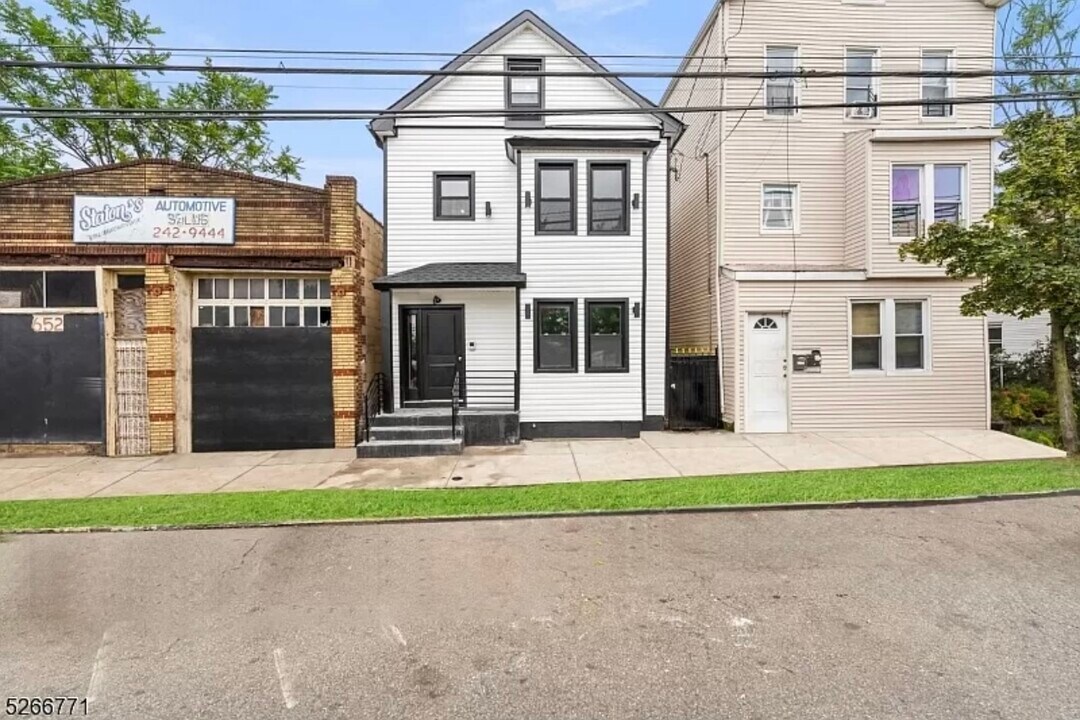 654 S 12th St, Unit 1st Floor Unit in Newark, NJ - Building Photo