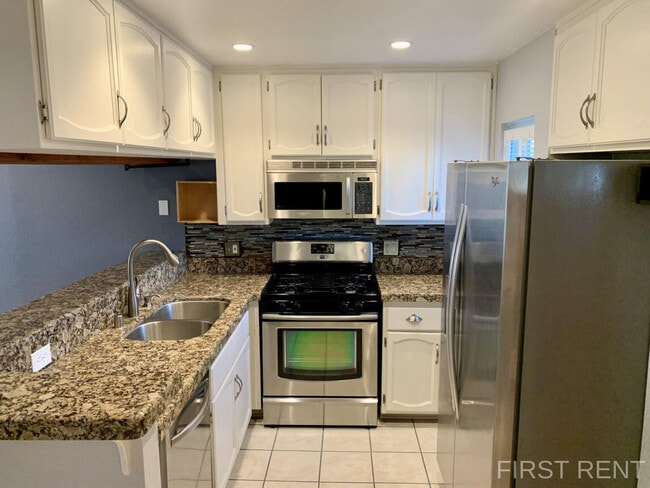 9290 Towne Centre Dr in San Diego, CA - Building Photo - Building Photo