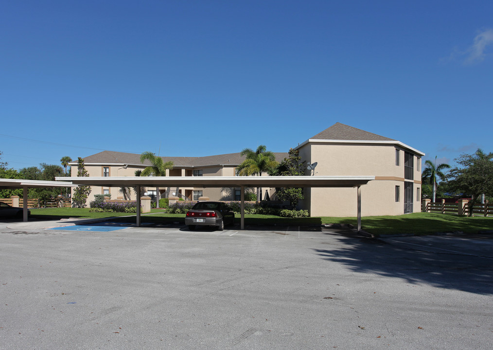 Green Oaks Place in Fort Pierce, FL - Building Photo