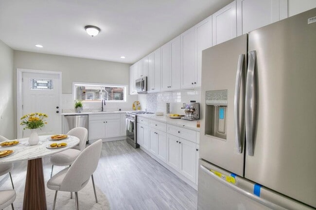 429 N Lakewood Ave in Baltimore, MD - Building Photo - Building Photo