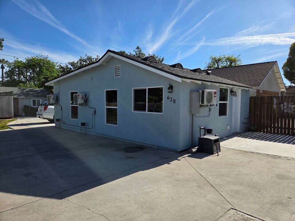 628 E Kingsley Ave in Pomona, CA - Building Photo