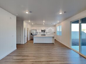 9730 W Luxton Ln in Tolleson, AZ - Foto de edificio - Building Photo