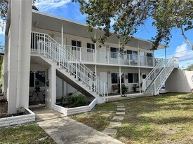 261 Hibiscus Dr in Miami Springs, FL - Building Photo