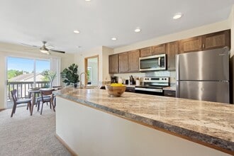 Saddle Brook Apartments in Pewaukee, WI - Foto de edificio - Building Photo