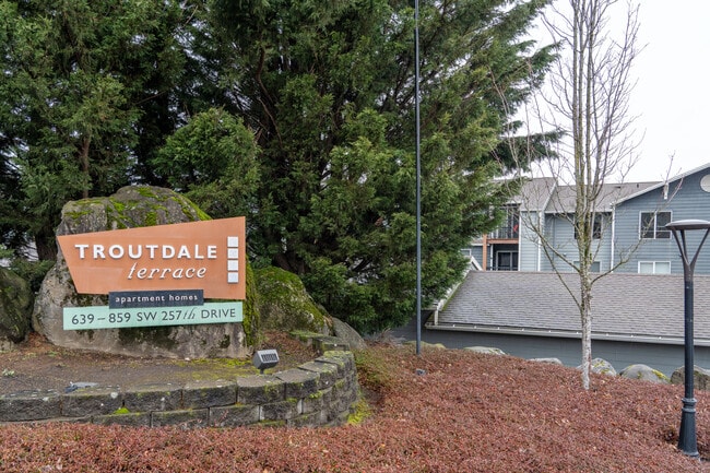 Troutdale Terrace in Troutdale, OR - Foto de edificio - Building Photo