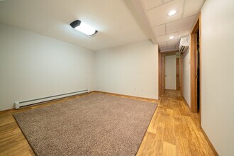 617 N Cedar St, Unit Upstairs in Canton, SD - Building Photo - Building Photo