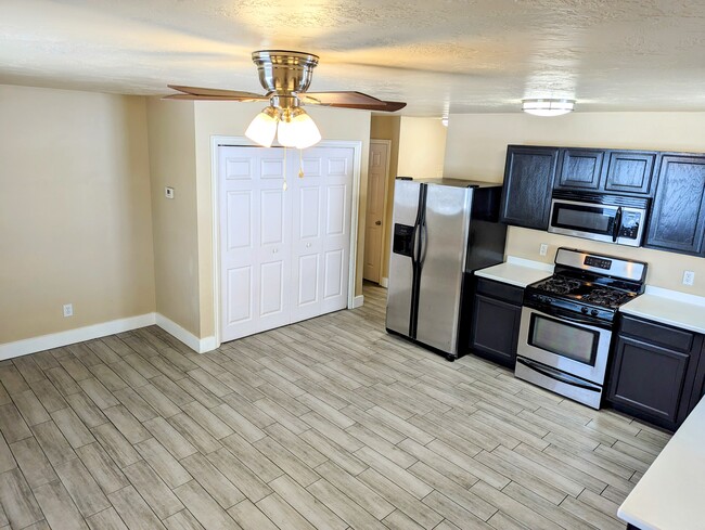 4875 W Sunset Park Cir, Unit Mother- In- Law in West Jordan, UT - Building Photo - Building Photo