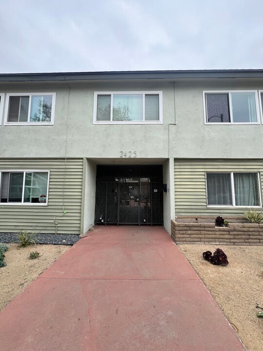 2425 E 5th St in Long Beach, CA - Foto de edificio