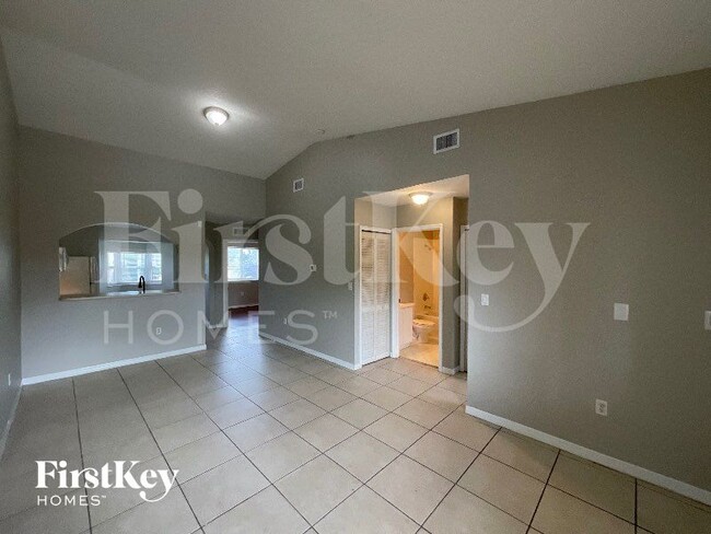 925 NE 34th Ave in Homestead, FL - Foto de edificio - Building Photo