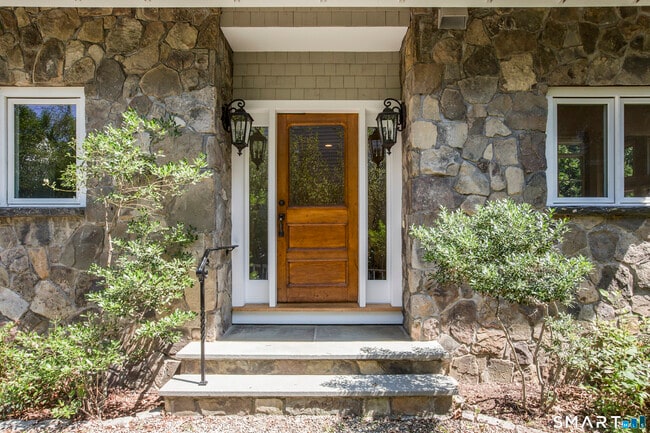 14 Burr Rd in Westport, CT - Building Photo - Building Photo