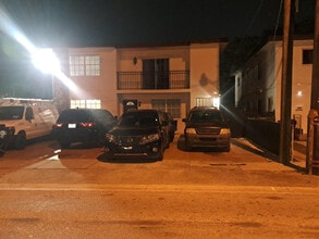 827 SE 12th St in Hialeah, FL - Building Photo - Building Photo