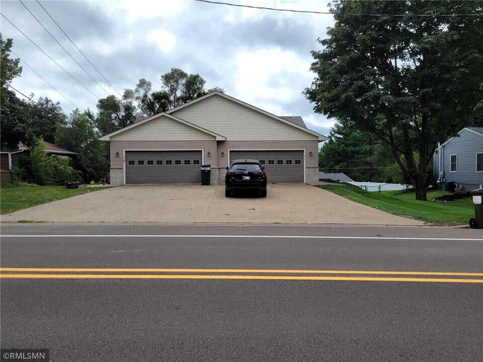 832 Laurel Ave-Unit -Lower in Hudson, WI - Building Photo