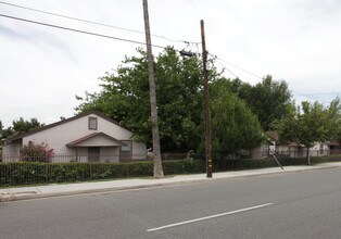 455-465 Iowa Ave in Riverside, CA - Foto de edificio - Building Photo
