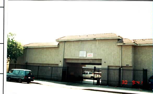 140 E Manchester Ave in Los Angeles, CA - Building Photo