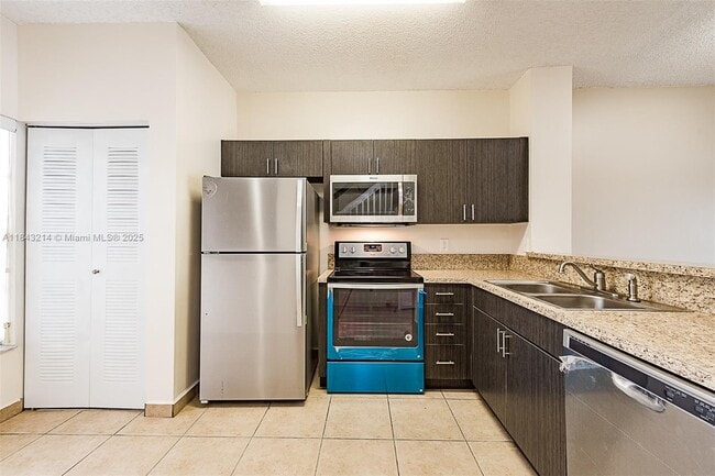 705 SW 122nd Ave in Pembroke Pines, FL - Building Photo - Building Photo