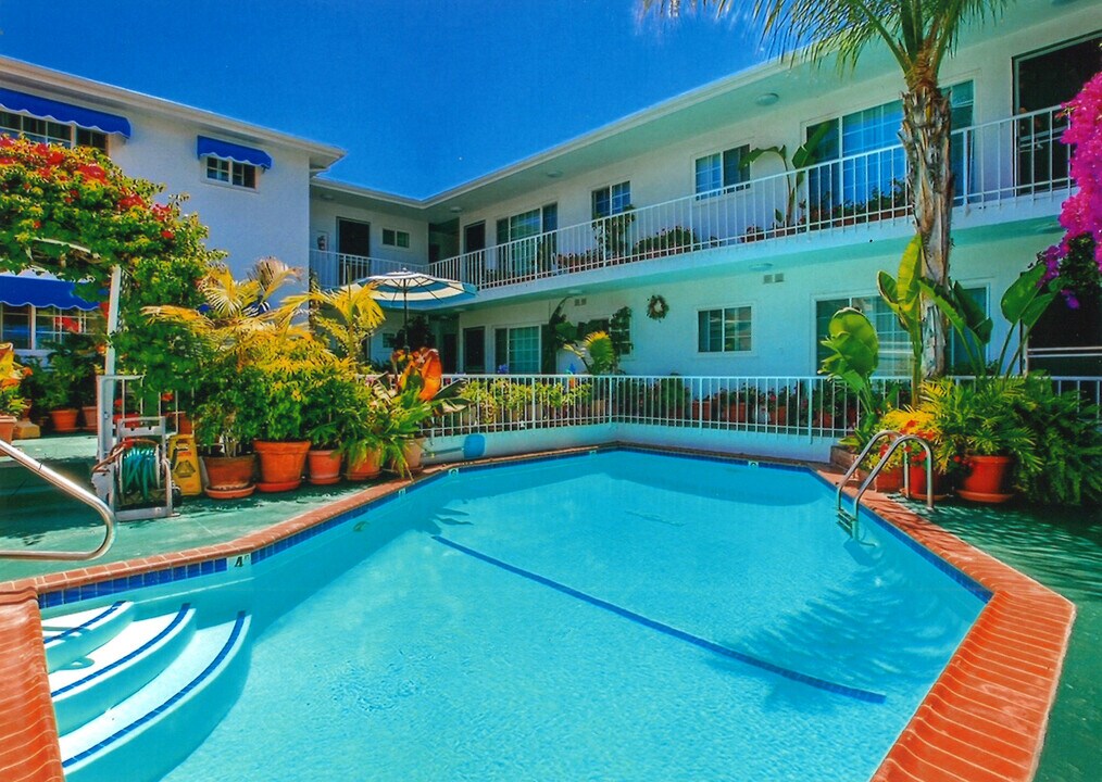 8576 Holloway Dr in West Hollywood, CA - Foto de edificio
