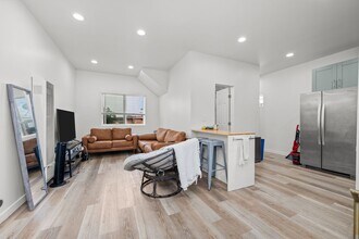 6235 Hobart St in San Diego, CA - Building Photo - Building Photo