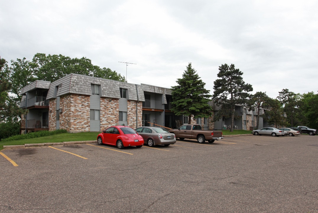 Lake Mallalieu Apartments in Hudson, WI - Foto de edificio