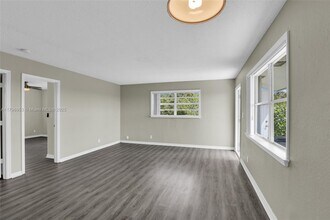 588 Holly Dr in Palm Beach Gardens, FL - Building Photo - Building Photo