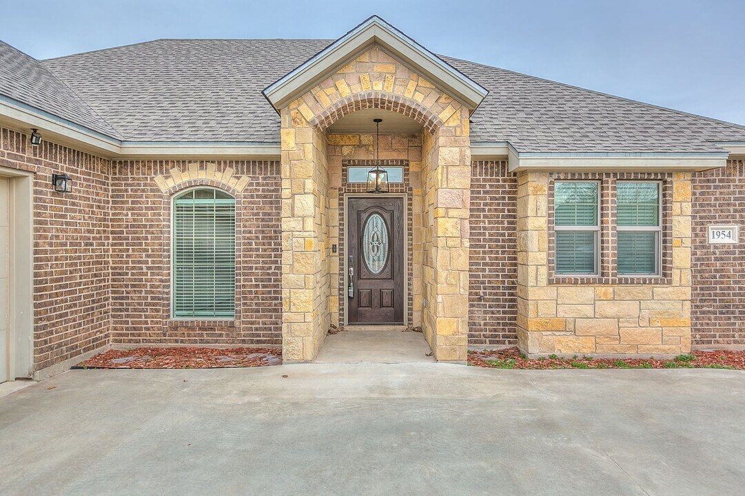 1954 Pine Valley St in San Angelo, TX - Foto de edificio